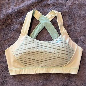Brooks UpHold cross back sports bra, size large